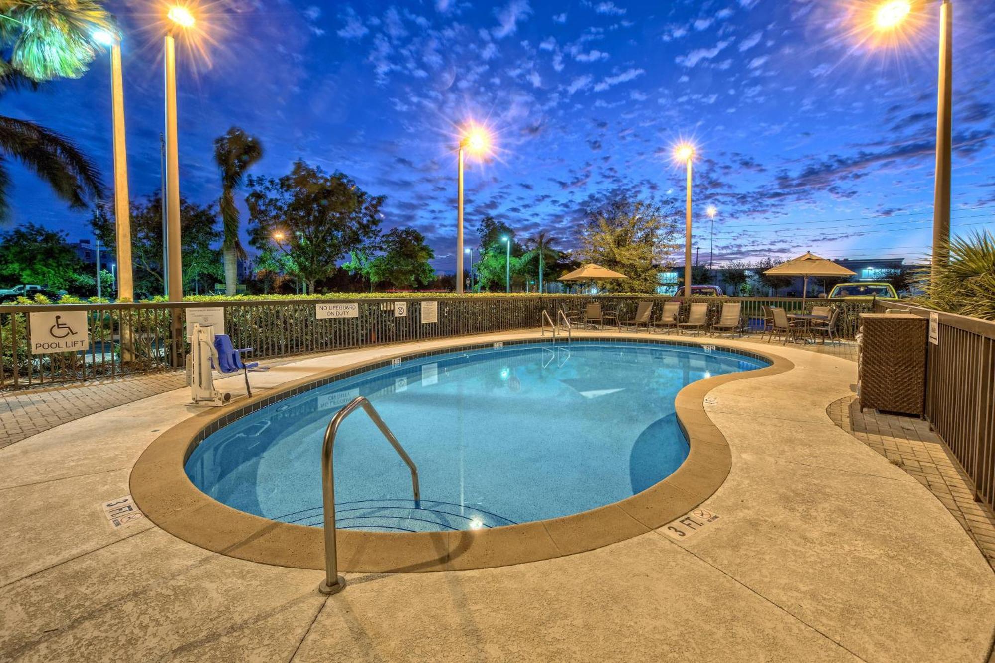 Fairfield Inn And Suites By Marriott Naples Golden Gate Exterior photo