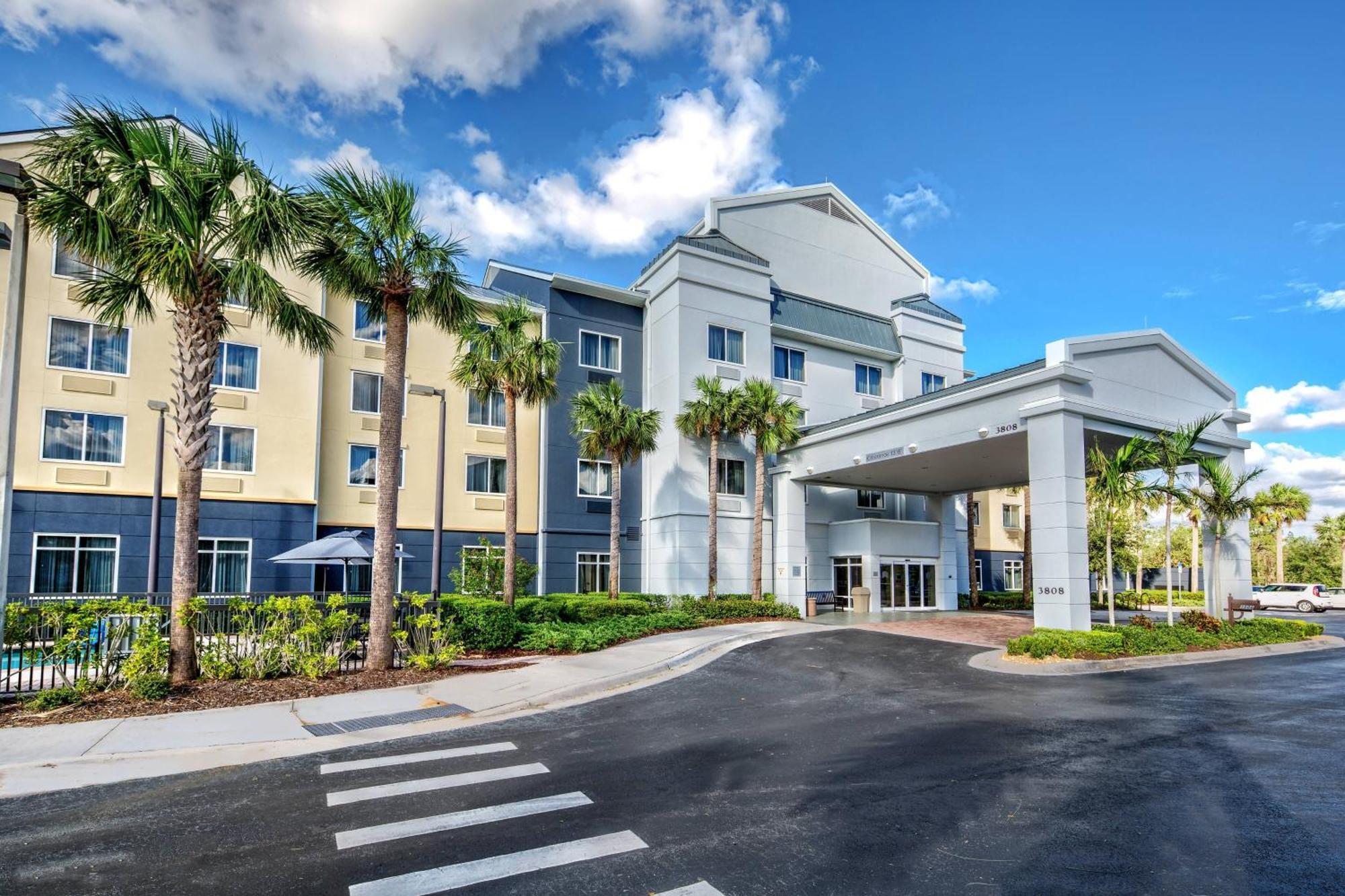 Fairfield Inn And Suites By Marriott Naples Golden Gate Exterior photo